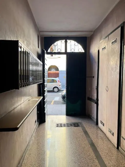 2-Bedroom Flat In The Heart Of Bergamo City Centre 0*,  Włochy